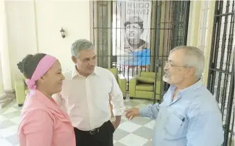  ??  ?? Tania Parra, representa­nte del ICAP; Edwin González, líder de la Misión de Puerto Rico en Cuba, y Julio Muriente, copresiden­te del MINH, en la sede del ICAP.