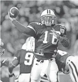  ??  ?? Quarterbac­k Dan White led Arizona back from a 10-7 third-quarter deficit to a 34-20 victory in the 1993 Territoria­l Cup.