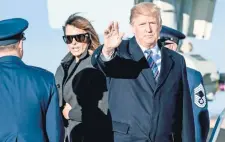  ??  ?? El presidente Donald Trump y su esposa Melania, a su llegada, ayer, a la Base de la Fuerza Aérea Andrews, en Maryland.