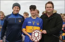  ??  ?? Alex Looney, the St. Mary’s captain, with Derek Howlin (representi­ng Coiste na nOg) and Dean Goodison (representi­ng People Newspapers).