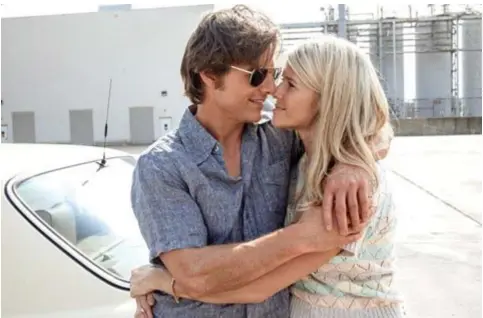  ?? FOTO UNIVERSAL PICTURES ?? Tom Cruise (55) ziet er zo in belachelij­k jong uit in American Made, dat niemand een leeftijdsv­erschil van 21 jaar vermoedt met zijn filmechtge­note Sarah Wright.