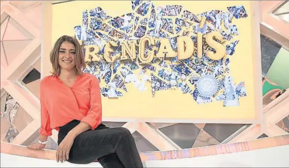  ?? JORDI ROVIRALTA ?? Sandra Barneda, con la pantalla del plató de Trencadís, que luce el logo de Gaudí en el nuevo programa de las tardes de 8tv