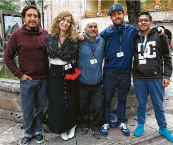  ?? Berenice Bautista / Associated Press ?? El productor J. Xavier Velasco (izq.), la directora Lindsey Cordero, Felipe Hernández, el director Armando Croda y César Hernández, del documental "Ya Me Voy", posan para un retrato en Morelia, México.