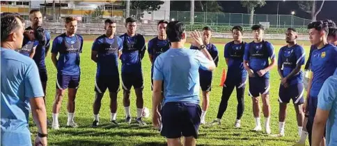  ?? PIC COURTESY OF AFF ?? Harimau Malaya coach Tan Cheng Hoe talking to his players during training at Yishun Stadium in Singapore yesterday.