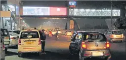  ?? SUBHANKAR CHAKRABORT­Y/HT PHOTO ?? ▪ A ‘running display’ screen installed on a foot over bridge near a mall.