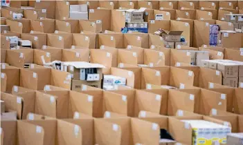  ?? FOTO: CHRISTOPH REICHWEIN ?? Meterlang sind die Pakete mit Artikeln im Amazon-Logistikla­ger in Rheinberg aufgereiht.