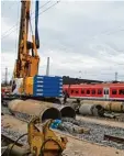  ??  ?? Die Züge fahren derzeit mitten durch die Baustelle durch.