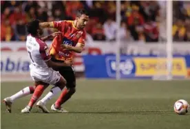  ?? JOSE CORDERO ?? Rándall Azofeifa lucha por la pelota con Johan Venegas, en un jue go disputado en el Rosabal Cordero.