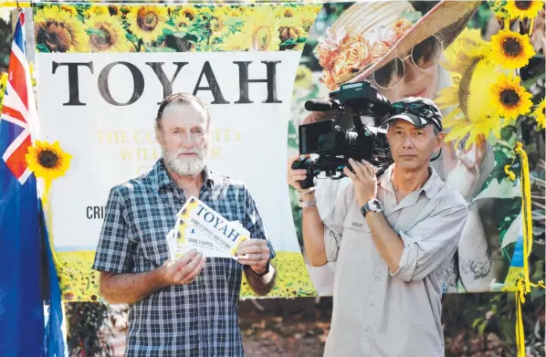  ?? Picture: Stewart McLean ?? Wayne 'Prong' Trimble with Tony Gordon, who has has made a movie documentin­g the push for justice for Toyah Cordingley.