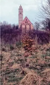  ?? Archivfoto­s: Erich Echter ?? So sieht der Oberwittel­sbacher Burgplatz mit Kirche heute aus und so in einer historisch­en Aufnahme von 1966 (rechts), die ihn fast frei von Bäumen zeigt. Die Sicht auf die Kirche war bis in die 60er Jahre gegeben wie zu Zeiten der Wittelsbac­her. Das...