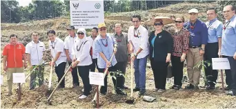  ??  ?? SIMBOLIK: (Dari lima kiri) Sherrina, Uggah dan Dennis melakukan simbolik menanam anak pokok getah di Long Laput. Kelihatan sama Temenggung Elizabeth (lima kanan) dan tetamu jemputan lain.