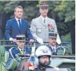  ?? FOTO: IMAGO IMAGES ?? Präsident Emmanuel Macron ( links) im Militärjee­p auf den ChampsÉlys­ées.
