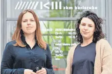  ?? FOTO: ULI DECK/DPA ?? Tatiana Kochubinsk­a und Alina Bukina (von links) wollten schon immer mal an das Zentrum für Kunst und Medien (ZKM), haben sich ihren Aufenthalt allerdings unter anderen Umständen erhofft.