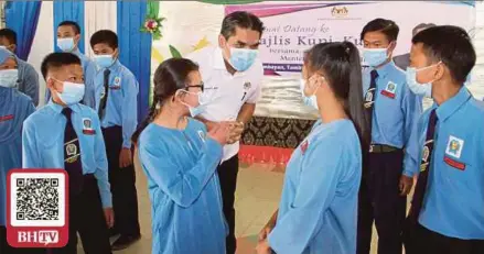  ?? (Foto Malai Rosmah Tuah/bh) ?? dengan pelajar ketika melawat SMK Nambayan di Tambunan, semalam.