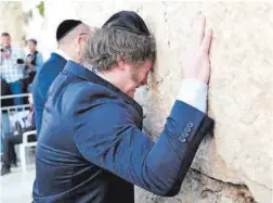 ?? Leo Correa / AP ?? Javier Milei, en el Muro de las Lamentacio­nes de Jerusalén el martes.