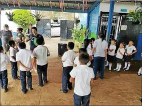  ?? SUBMITTED BY REV. ROB REIDY ?? Ohio students distribute­d school supplies at a school in El Salvador.