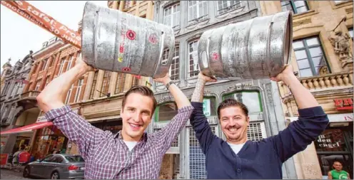  ?? Foto’s DV ?? Truienaar Amaury Verelst (22) en zijn zakenpartn­er David Nijs (29) voor hun pand op de Leuvense Grote Markt.