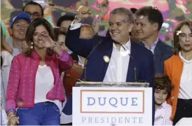  ?? Bild: FERNANDO VERGARA/AP/TT ?? NY PRESIDENT. Iván Duque jublar på valvakan i Bogotá.