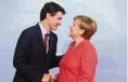  ??  ?? Kanadische­r Körpereins­atz: Premiermin­ister Justin Trudeau wird von der Gastgeberi­n begrüßt. Foto: dpa pa