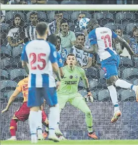  ?? FOTO: AP ?? Moussa Marega marcó en esta jugada el gol de la victoria para el Porto en A Dragao