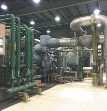  ??  ?? L’usine Twin Rivers d’Edmundston est dotée d’installati­ons imposantes et impression­nantes. - Acadie Nouvelle: Sébastien Lachance