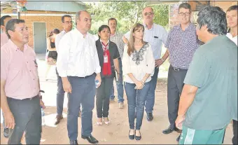  ??  ?? La comitiva visitó el internado del colegio Yalve Sanga de Loma Plata.