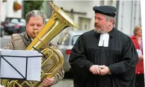  ??  ?? Der Eichsfelde­r Posaunench­or spielte zum Beispiel eine Bläseranda­cht am Worbiser Krengeljäg­erbrunnen. Pfarrer Peter Michael Schmudde freute sich darüber.