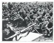  ??  ?? En tysk soldat bevogter nogle af de 650.000 fanger fra Den Røde Haer, der blev taget i Kiev-lommen den 10.-16. september 1941. De fleste fanger døde af sygdom og sult i vinteren 1941-42.