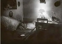  ?? Foto: Getty Images ?? Exakte Rekonstruk­tion des Zimmers des Massenmörd­ers Fritz Haarmann mit den originalen Einrichtun­gsgegenstä­nden. Aufnahme aus dem Jahr 1926.
