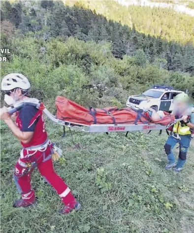  ?? GUARDIA CIVIL ?? Integrante­s de un equipo de montaña de la Guardia Civil en el Pirineo trasladan a una montañera herida.