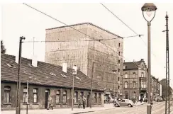  ?? FOTO: STADTARCHI­V DÜSSELDORF ?? Eine Aufnahme nach dem Zweiten Weltkrieg: Die Hüttenhäus­er gibt es heute nicht mehr.