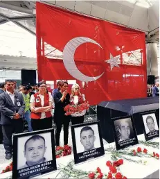  ?? | M.S./REUTERS ?? Funcionári­os do aeroporto prestam homenagem a colegas mortos