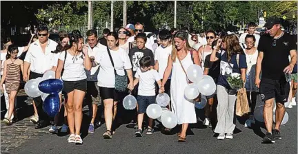  ?? ?? MARCHA. Decenas de personas participar­on en honor al policía asesinado mientras realizaba un operativo en el barrio Marconi.