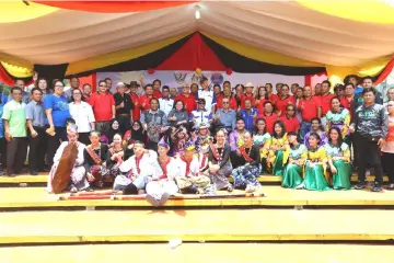  ??  ?? The organising committee for the Sayangi Malaysiaku programme in a photo call with participan­ts.