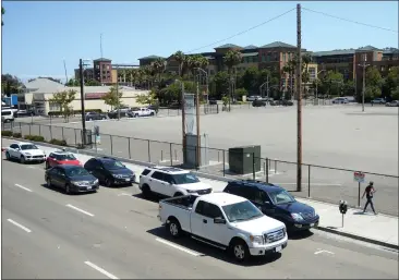  ?? ALAN DEP — MARIN INDEPENDEN­T JOURNAL, FILE ?? Cars pass by 999Third St. in San Rafael. BioMarin, in conjunctio­n with Vivalon, proposed a developmen­t on the lot to include laboratory and office space, as well as 67senior housing units.