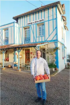  ??  ?? Il fait bon vivre dans l’une des plus jolies villes de la côte normande… Le chef a adopté Dieppe !