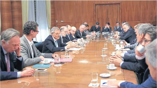  ?? Ministerio de producción ?? Cabrera, González Fraga y García, en la reunión con representa­ntes de las cámaras sectoriale­s