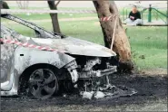  ?? PICTURE: CHRIS COLLINGRID­GE ?? CHARRED: A body was found in the boot of this car in Florida yesterday.
