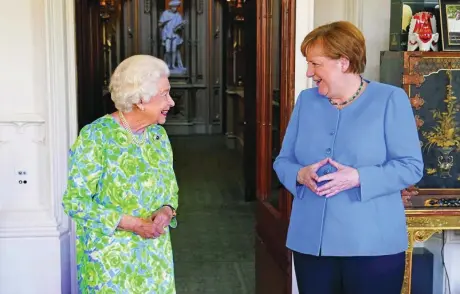  ?? AP ?? La reina Isabel II recibe a la canciller alemana, Angela Merkel, ayer en el Castillo de Windsor