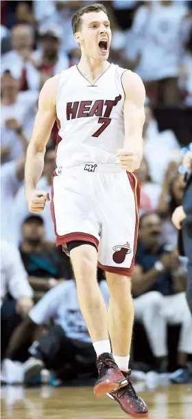  ??  ?? Goran Dragic celebra uno de sus canastos durante el partido de ayer en el que el Heat de Miami sacó de la cancha y eliminó a los Hornets de Charlotte.