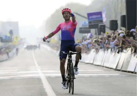  ?? NEWS
PHOTO ?? Alberto Bettiol zag zijn leven veranderen toen hij vorig jaar de Ronde won: “Voordien was ik gewoon een goeie prof die nooit koersen won.”FOTO