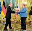  ?? Vladimir Putin och Angela Merkel i Kreml i augusti i fjol. AP Foto: ??