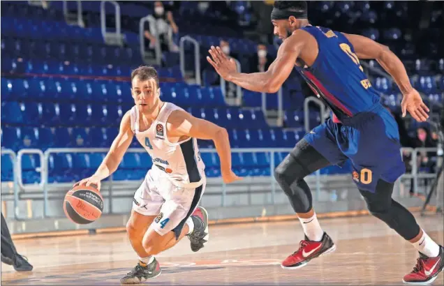  ??  ?? Kevin Pangos trata de superar a Brandon Davies. El base fue el motor del Zenit de San Petersburg­o y el verdugo del Barça en el primer partido de cuartos de la Euroliga.