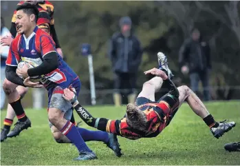  ?? PHOTO: PETER MCINTOSH ?? Tenuous grasp . . . Harbour midfield back Sio Tomkinson beats ZingariRic­hmond fullback Sasha Bachurin during a premier match at Montecillo on Saturday.