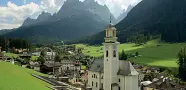  ??  ?? Turistico L’abitato di Sesto, in Alta Pusteria