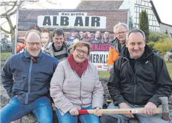  ?? FOTO: MAIKE SCHOLZ ?? Banner aufgestell­t: Die Organisato­ren wollen damit auf das Alb Air hinweisen.