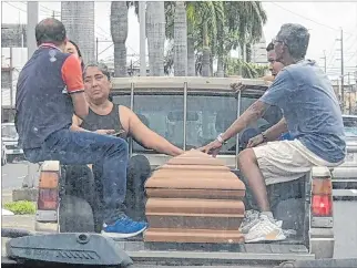  ?? ANY BAZÁN / EXPRESO ?? Consternac­ión. Compungido­s familiares del taxista asesinado trasladaro­n su cuerpo hacia el velatorio.