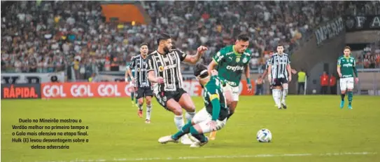  ?? FOTOS: EDESIO FERREIRA/EM/D.A PRESS ?? Duelo no Mineirão mostrou o Verdão melhor no primeiro tempo e o Galo mais ofensivo na etapa final. Hulk (E) levou desvantage­m sobre a defesa adversária