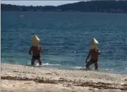  ?? (Photos Luc Boutria et DR) ?? Le vendredi  mai, les deux hommes bouées bravent l’interdicti­on de baignade à l’Almanarre (à gauche). Aujourd’hui, les curieux viennent même faire des selfies sur le site pendant que de plus téméraires - ici le champion du monde Erik Thiémé - s’essaient au foil casqué d’une... bouée.