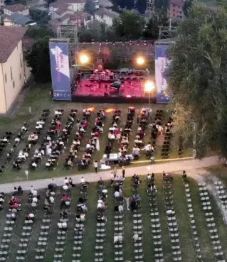  ?? ?? Dall’alto
Una delle scorse edizioni del festival Mont’Alfonso sotto le stelle con uno spettacolo fotografat­o dall’alto grazie all’utilizzo di un drone